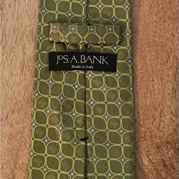 JOS A. BANK MEN’S LIGHT & DARK OLIVE & BLUE 100% SILK NECKTIE/PRE-OWNED/COURTLY! - Picture 2 of 2